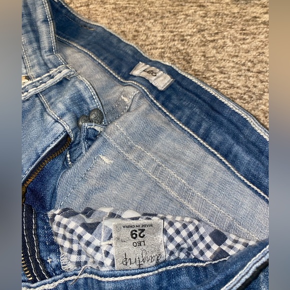 Buckle day trip Crop Capris - Picture 2 of 3